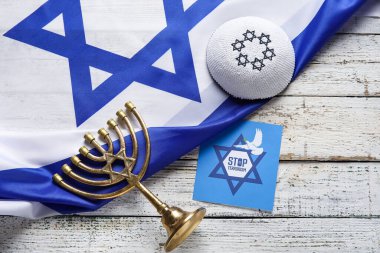 Menorah, kippah, İsrail bayrağı ve beyaz arka planda DUR TERRORISM yazılı kart