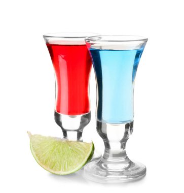 Lezzetli kokteyller ve beyaz arka planda bir dilim limon.