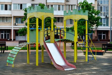 Parkın çocuk parkında kayın