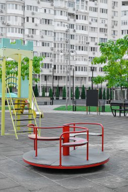 Kamu parkında oyun parkında atlıkarınca