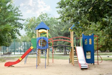 Park 'ta modern çocuk parkı
