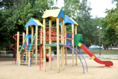 Şehir parkındaki modern çocuk parkının bulanık görüntüsü