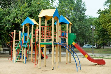 Şehir parkında modern çocuk parkı
