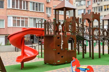 Avluda modern çocuk parkı