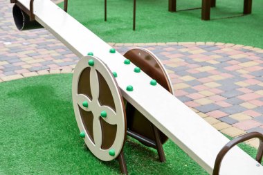 Modern tahterevallinin çocuk parkındaki yakın görüntüsü
