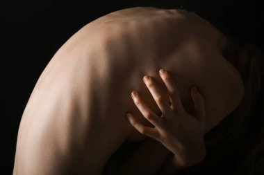 Esmer arka planda bir kadın. Anoreksi kavramı