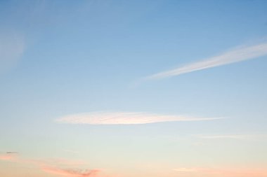 Arka planda kabarık bulutlar olan güzel mavi gökyüzü