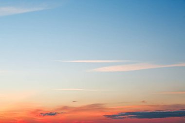 Arka planda kabarık bulutlar olan güzel gökyüzü