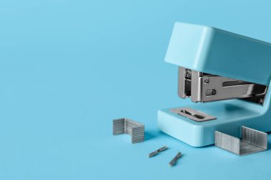 Zımba ve zımbalar renk arkaplanında, yakın plan