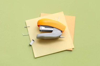 Zımba, yapışkan notlar ve renk arkaplanı üzerindeki zımbalar