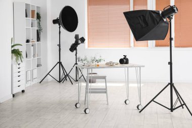 Fotoğrafçı işyeri, raf ünitesi ve ekipmanlı ışık ofisinin içi