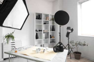 Fotoğrafçı işyeri, raf ünitesi ve ekipmanlı ışık ofisinin içi