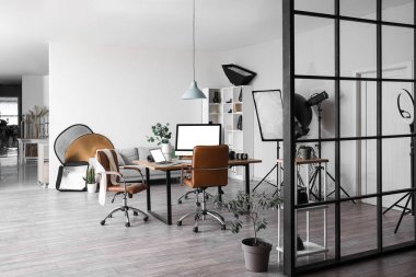 Modern ofis, fotoğrafçı işyeri ve profesyonel ekipmanlar.