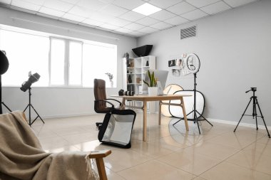 Modern stüdyonun içinde fotoğrafçının işyeri