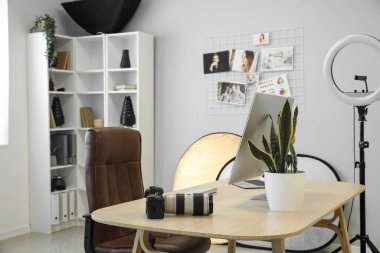 Modern stüdyonun içinde fotoğrafçının işyeri