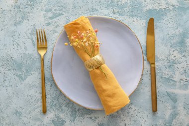 Mavi arkaplanda çiçek dekoru olan tablo ayarı