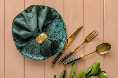 Renkli ahşap arkaplan üzerine masa ayarı ve bitki dalı