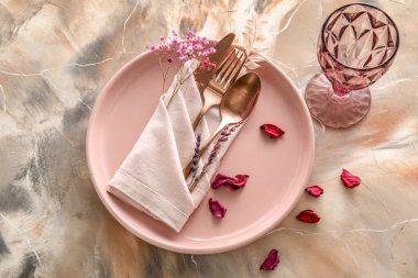 Açık arkaplanda güzel çiçek dekoru olan masa ayarları