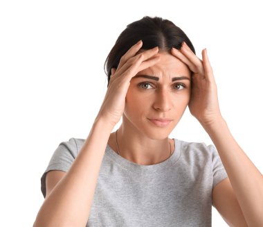 Beyaz arka planda stresli genç kadın, yakın plan.