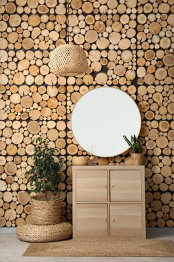 Aynalı, çekmeceli ve çiçekli şık bir oda.