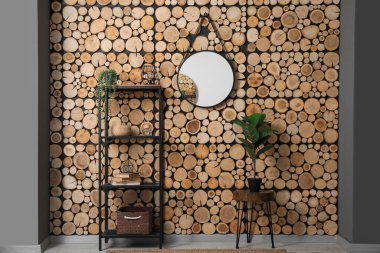 Ayna, raf ünitesi ve masalı şık bir oda.