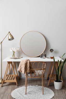 Tuvalet masası ve aynaları olan ışık odasının içinde.