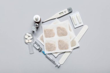 Gri arka planda ilaçlı hardal alçıları