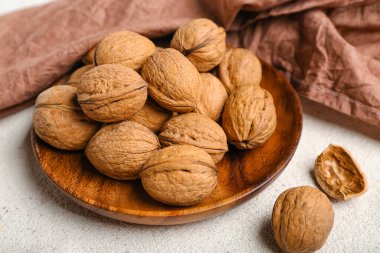 Arka planda taze ceviz tabağı, yakın plan.