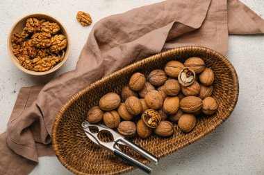 İçinde taze ceviz ve fındık kıracağı olan sepet.