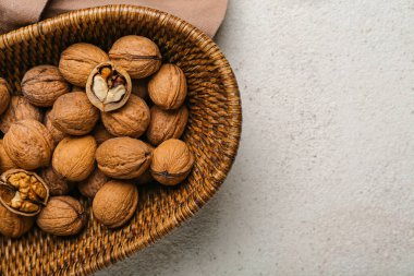 Arka planda taze ceviz olan sepet, yakın plan.