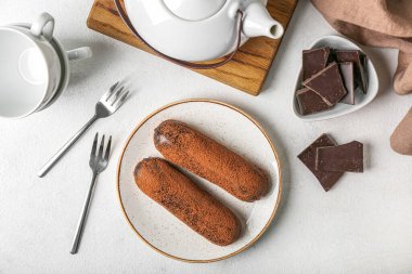 Işık masasının üzerinde lezzetli çikolata ekleri olan tabak.