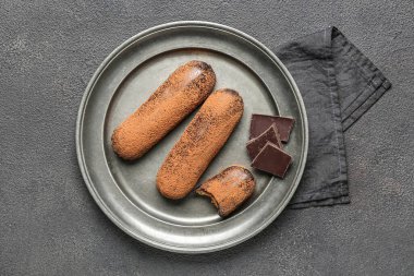 Koyu arkaplanda çikolata ekleri olan bir tabak.