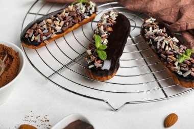 Hafif arka planda lezzetli çikolata eklerleri olan şebeke, yakın plan.