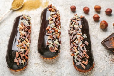 Hafif arka planda çikolatalı ekler, yakın planda.