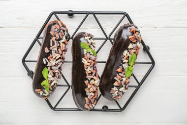 Beyaz ahşap masanın üzerinde nefis çikolata ekleri olan şebeke.