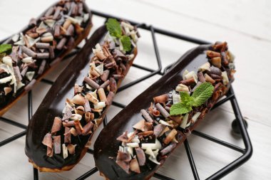 Beyaz ahşap masanın üzerinde nefis çikolata ekleri olan şebeke, yakın plan.