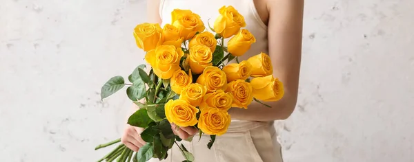 Jovem Com Buquê Belas Rosas Amarelas Fundo Claro Close — Fotografia de Stock