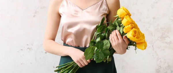 Giovane Donna Con Bouquet Belle Rose Gialle Sfondo Chiaro — Foto Stock
