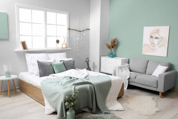Kanepeli Modern Yatak Odasının Şık Bir Mekanı — Stok fotoğraf