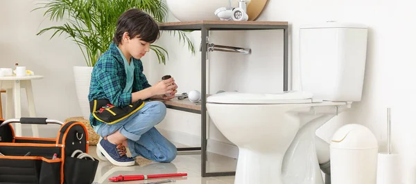 Liten Rörmokare Reparera Diskbänk Toaletten — Stockfoto