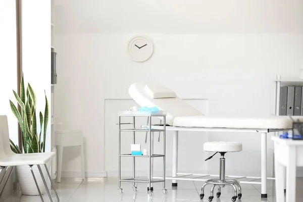 Soffa Och Bord Med Läkarutrustning Modernt Läkarkontor — Stockfoto