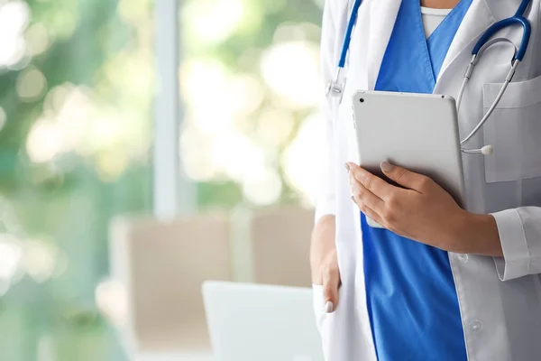 Female Doctor Stethoscope Holding Tablet Computer Modern Medical Office Closeup — Stock Photo, Image