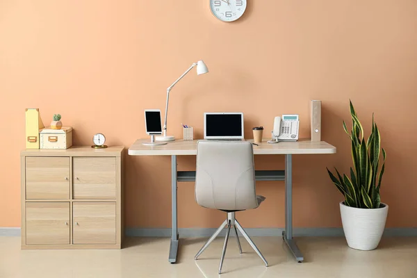 壁の近くに立って机を持つ部屋のインテリア — ストック写真