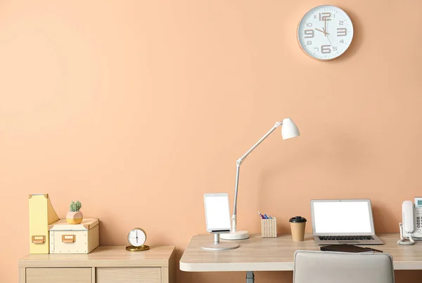 Laptop Papierowa Filiżanka Kawy Lampa Tablet Biurku Stojącym Przy Ścianie — Zdjęcie stockowe