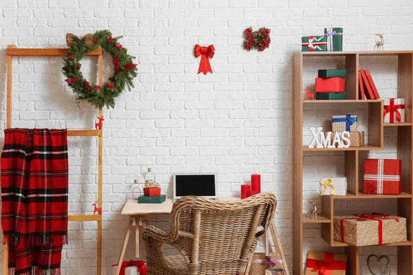 Interior Sala Luz Com Local Trabalho Confortável Decoração Natal — Fotografia de Stock