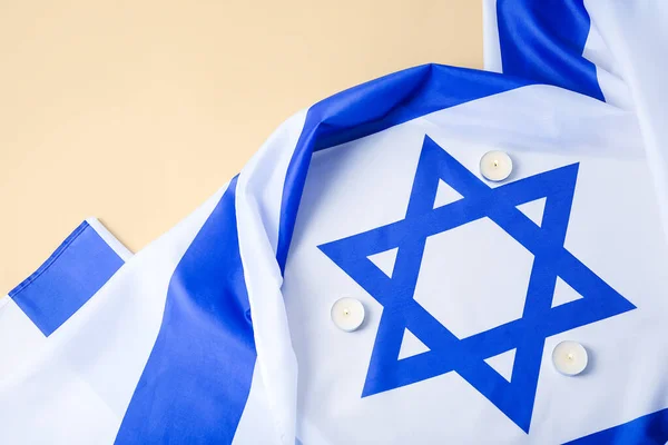 Κάψιμο Κεριών Και Σημαία Του Ισραήλ Στο Φόντο Χρώμα — Φωτογραφία Αρχείου