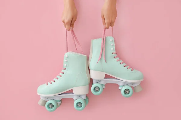 女性保持ヴィンテージローラースケート上の色の背景 — ストック写真