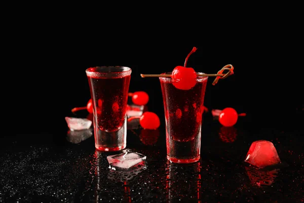 Deliziosi Cocktail Shot Ciliegie Cubetti Ghiaccio Sfondo Scuro — Foto Stock