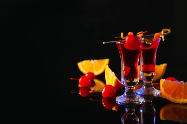 Deliziosi Cocktail Shot Fette Arancia Ciliegie Sfondo Scuro — Foto Stock