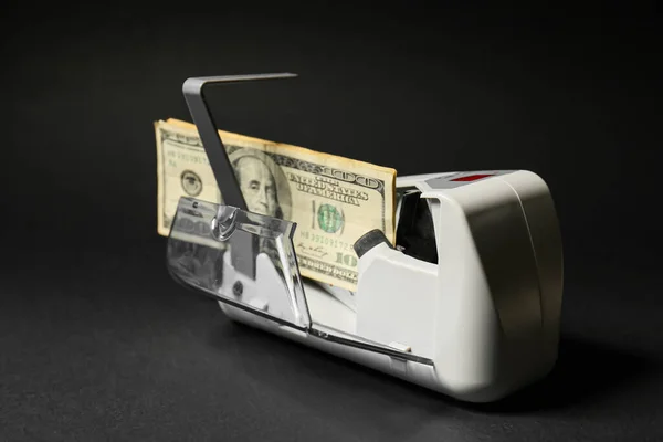 Çağdaş Para Sayma Makinesinde Dolar Koyu Arkaplan Üzerinde — Stok fotoğraf